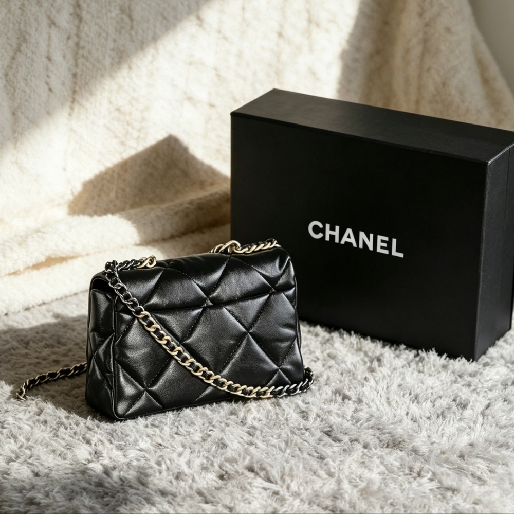 Chanel 19 Medium in Quilted Shiny Calfskin - Picture 6 of 7